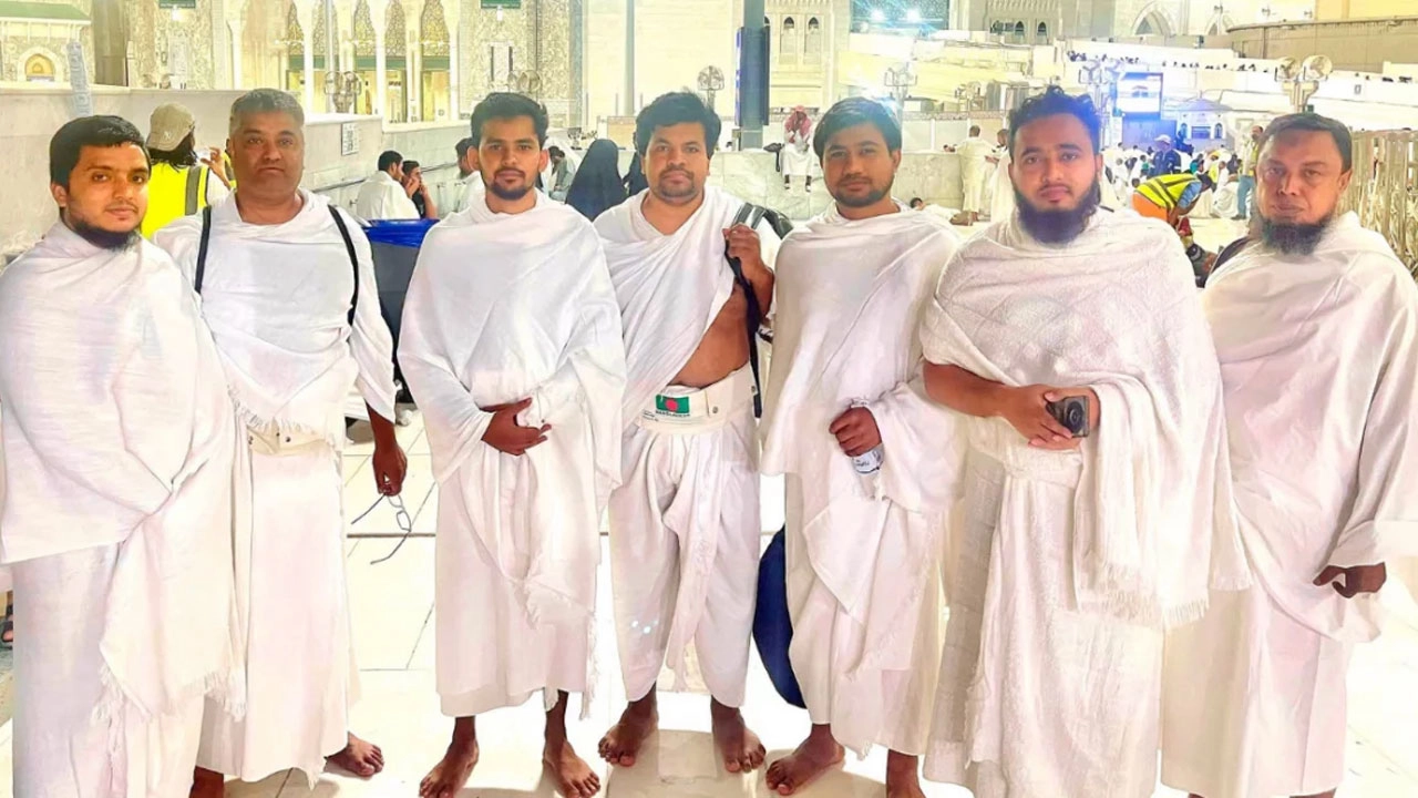 ওমরাহ পালন আসিফ মাহমুদের, সঙ্গে আছেন যারা