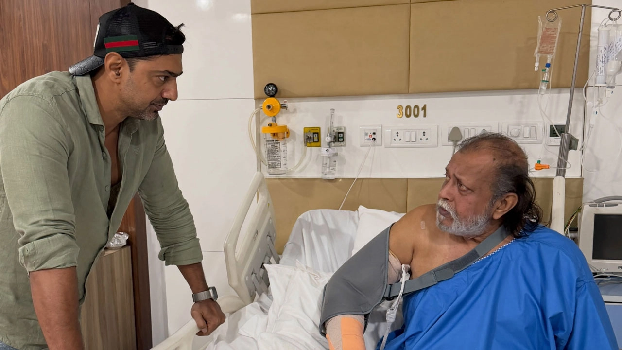 হাসপাতালে মিঠুন চক্রবর্তীকে নিয়ে দেবের আবেগঘন বার্তা