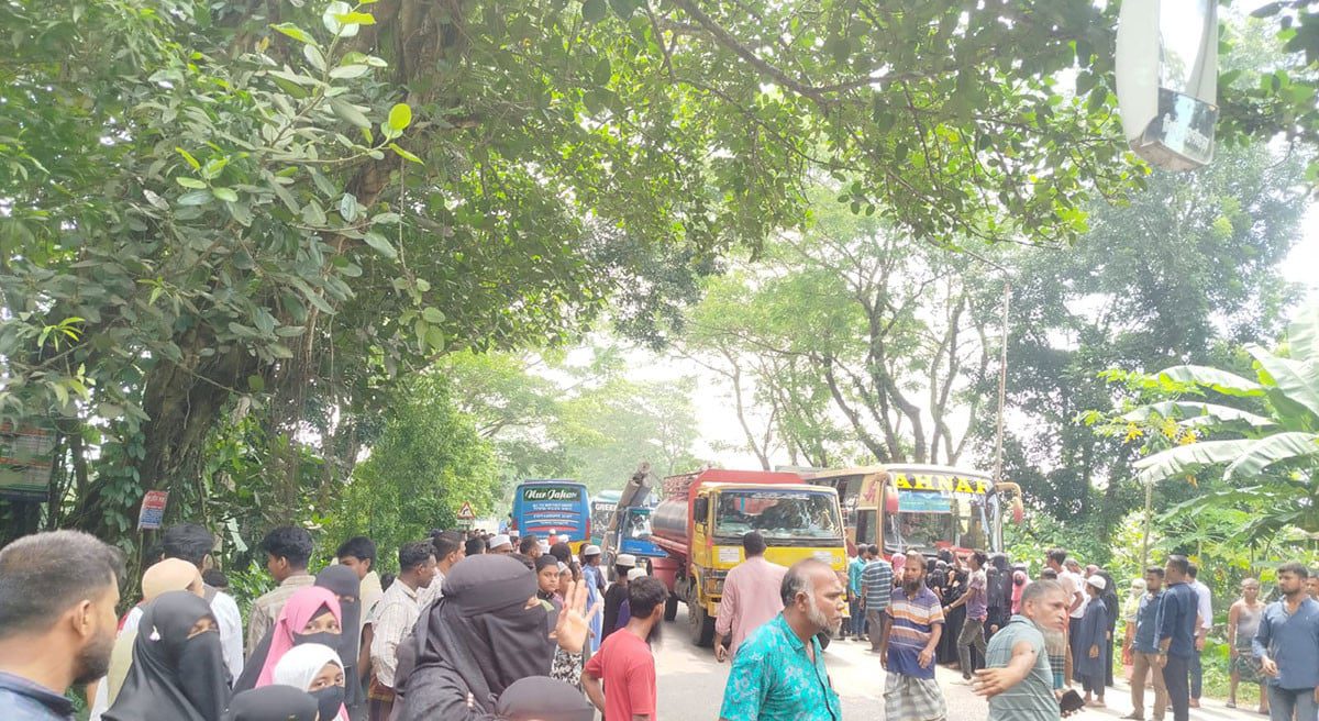বরিশাল-ঢাকা মহাসড়কে বাসের ধাক্কায় নারী নিহত