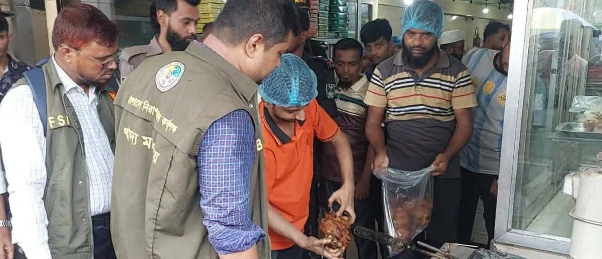 পচা-বাসি খাবার বিক্রির অভিযোগে ৩ খাবার হোটেলকে ১০ লাখ টাকা জরিমানা