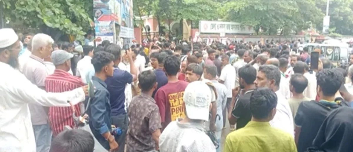 পাবনায় শিশু ধর্ষণের পর হত্যা: বিচার দাবিতে ডিসি অফিস ঘেরাও