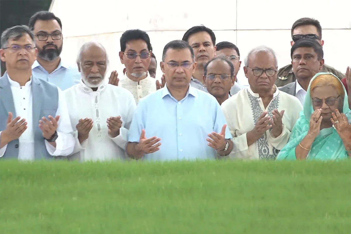 জিয়াউর রহমান ও খালেদা জিয়ার কবরে প্রধানমন্ত্রীর শ্রদ্ধা