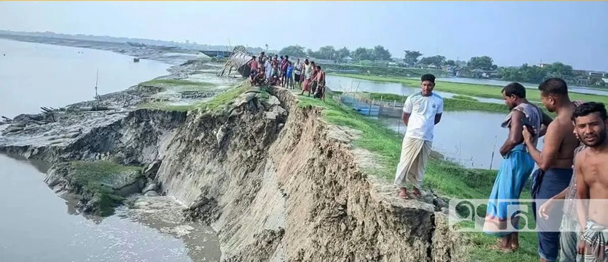 ভাঙনের মুখে কুড়িকাহুনিয়ার বেড়িবাঁধ, গ্রাম বাঁচাতে স্থানীয়দের লড়াই
