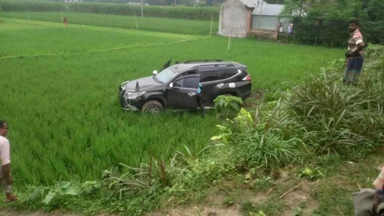 পথচারীকে বাঁচাতে গিয়ে দুর্ঘটনার শিকার প্রতিমন্ত্রীর গাড়ি