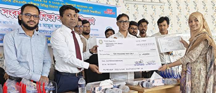 নারায়ণগঞ্জে ৫১ কৃতি শিক্ষার্থীকে জেলা পরিষদের সংবর্ধনা ও শিক্ষা সহায়তা