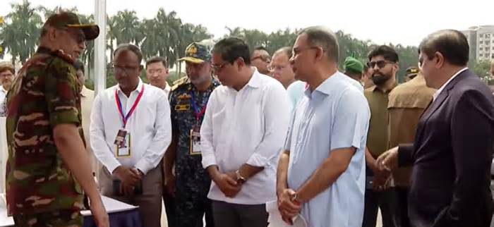 ডিএনসিসির ডেঙ্গু প্রতিরোধ দিবসের স্টল পরিদর্শনে প্রধানমন্ত্রী