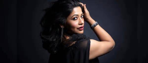 ‘বড় নেতারা আরামে বিদেশে ঘুরছেন, বিচার হলে আপনার পরিবারই সাফার করবে’