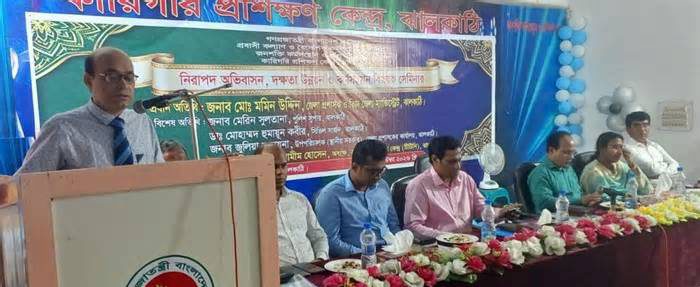 দালালের খপ্পরে না পড়ে বৈধ পথে বিদেশ যেতে হবে: ডিসি ঝালকাঠি