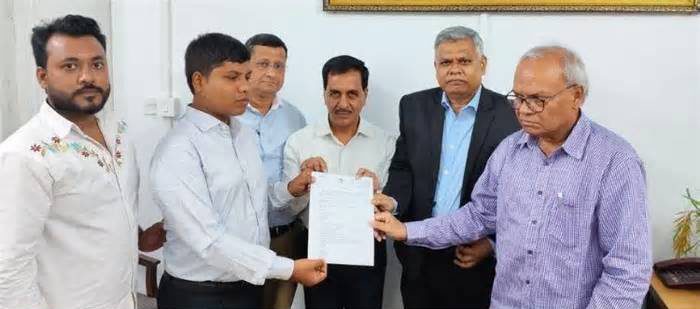 প্রধানমন্ত্রীর উদ্যোগে চাকরি পেলেন আজন্ম দৃষ্টিহীন রাবি শিক্ষার্থী
