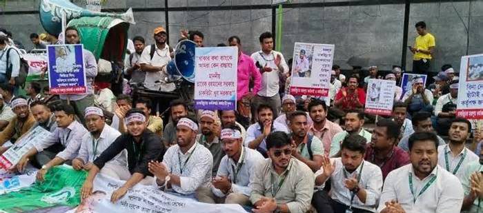 ইসলামী ব্যাংকের গ্রাহক ফোরাম ও চাকরিচ্যুতদের মতিঝিলে অবস্থান