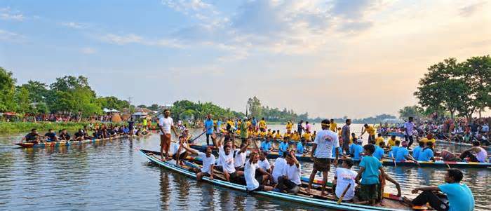 গুরুদাসপুরে গ্রাম-বাংলার ঐতিহ্যবাহী নৌকা বাইচ