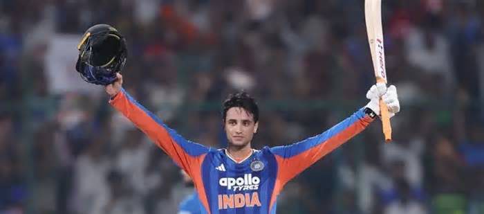 অভিষেকের ৩০ বলে সেঞ্চুরি, ভারতের রেকর্ডের ম্যাচে পুঁজি ২২১ রানের