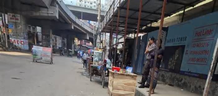 প্যান্টের পকেটে সোনা লুকিয়ে এনে শাহ আমানতে ধরা এক যাত্রী