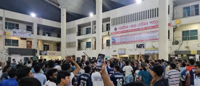 রাবি শিক্ষার্থীকে মারধরে রেলস্টেশন ভাঙচুর, চার রেলকর্মীকে সাময়িক বরখাস্ত