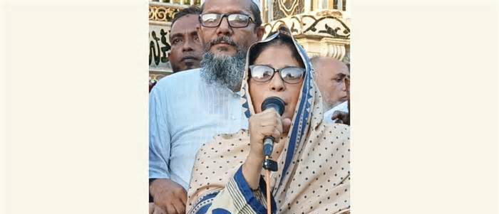 আ.লীগের নেতাকর্মীদের আশ্রয় দেওয়ার কথা স্বীকার বিএনপি নেত্রীর, ফতুল্লায় তোলপাড়