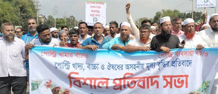 নরসিংদীতে পোলট্রি ব্যবসায়ীদের ঢাকা-সিলেট মহাসড়ক অবরোধ