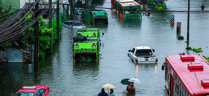 ব্যাংককে কমছে বন্যার পানি