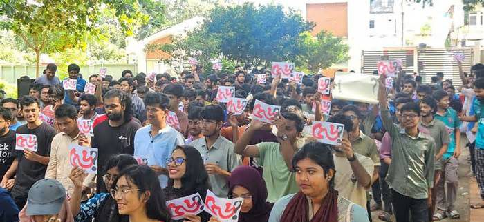 চুয়েটে উপাচার্য পুনর্বহালের আন্দোলন: শাটডাউনে শিক্ষার্থীরা, শিক্ষকরা সর্বাত্মক কর্মবিরতিতে