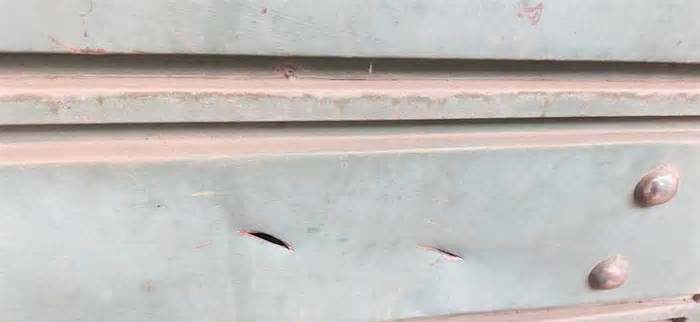 আদাবরে জমি নিয়ে বিরোধে ভবনে হামলা, গেটে চাপাতির কোপ