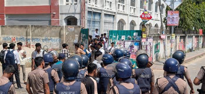 সায়েন্সল্যাবে ঢাকা কলেজ ও আইডিয়াল কলেজের শিক্ষার্থীদের মধ্যে সংঘর্ষ, আহত অন্তত ৩