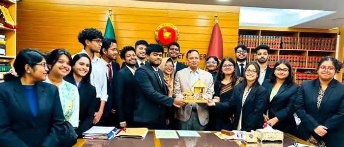 অ্যাটর্নি জেনারেলের সাথে খাগড়াছড়ি জেলা পরিষদের চেয়ারম্যানের সাক্ষাৎ