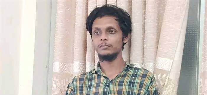 ছাত্রলীগ নেতার পোস্টে ‘রিঅ্যাক্ট’, চবি ছাত্রকে পিটিয়ে পুলিশে দিল ছাত্রশিবির