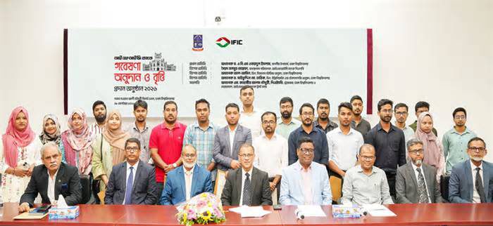 ঢাকা বিশ্ববিদ্যালয়ের শিক্ষার্থীদের গবেষণা অনুদান ও বৃত্তি দিলো আইএফআইসি ব্যাংক