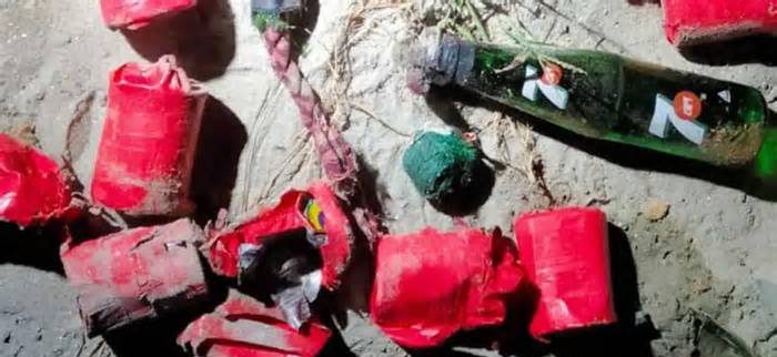 পুরাতন বাণিজ্য মেলা মাঠ থেকে ককটেল ও বোমা উদ্ধার, চলছে নিষ্ক্রিয়ের কাজ