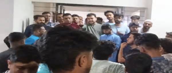নেতা-কর্মীর গায়ে হাত উঠলে থানার ইট খুলে নেওয়ার হুমকি নারায়ণগঞ্জের এনসিপি নেতার