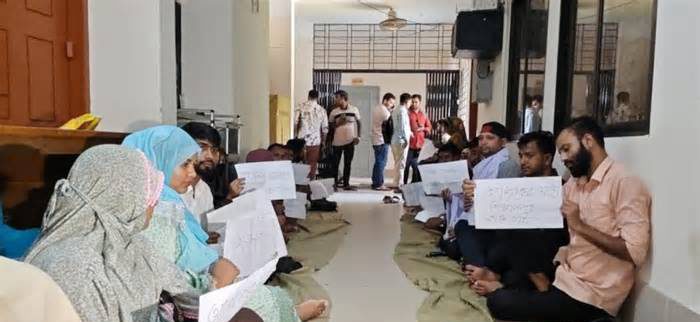 নিয়োগপত্রের দাবিতে জামালপুরে ৫১ প্রার্থীর অনশন