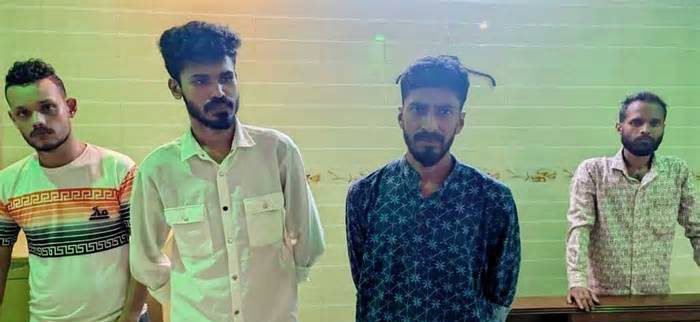 বাংলাদেশ কৃষি বিশ্ববিদ্যালয়ের গেস্ট হাউসে ইয়াবাসহ আটক ৪