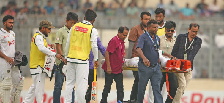 স্ট্রেচারে করে মাঠ ছাড়লেন হৃদয়