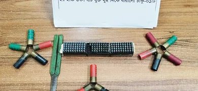 খুলনায় সাবেক কাউন্সিলর টিপুর বাসায় ডিবির অভিযান : গুলিসহ বড় ভাই …
