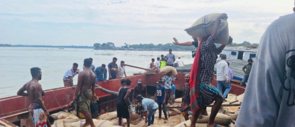 জাহাজের ধাক্কায় ৫ স্পিড বোটডুবি, জাহাজের তলা ফেটে ভিজে গেছে গম