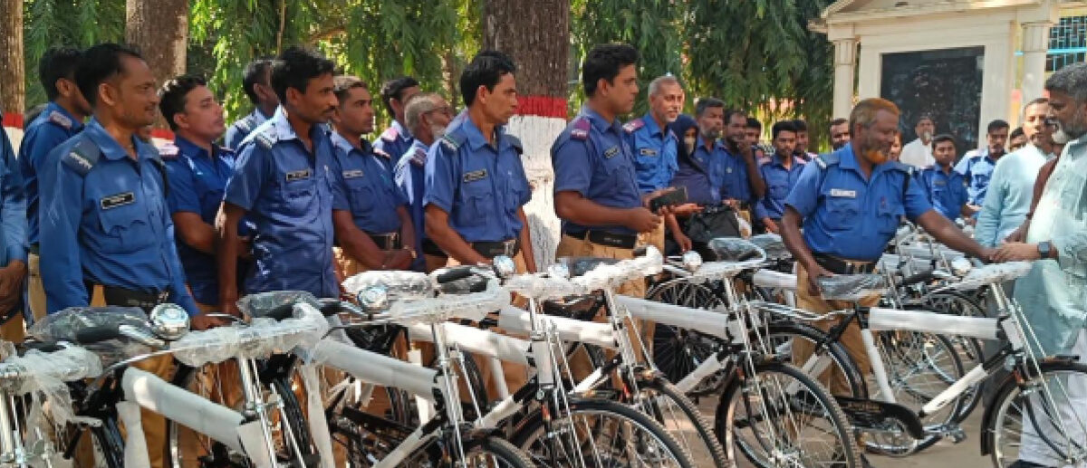 নওগাঁয় গ্রাম পুলিশের মাঝে সাইকেল বিতরণ