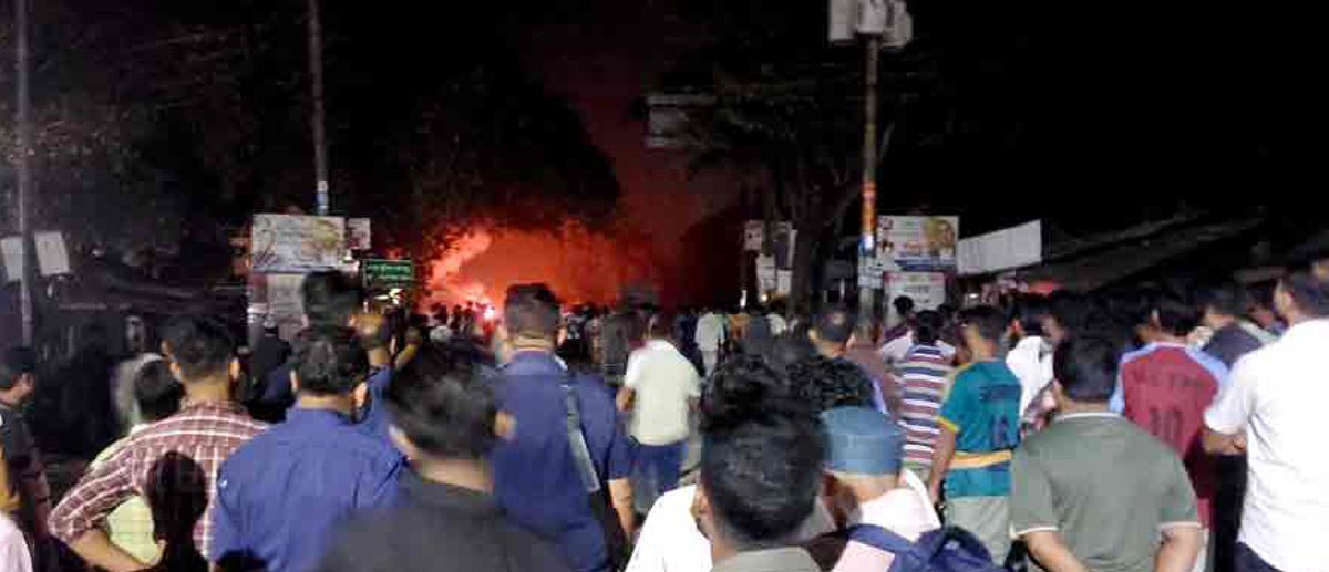 বাসের টিকিট কাটা নিয়ে ২ জেলার সংঘর্ষ, আহত অন্তত ১০