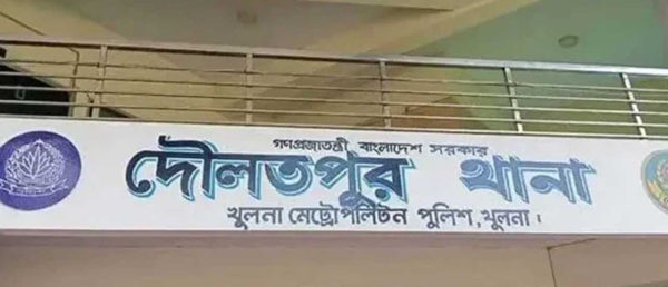 খুলনায় কলেজের গেটে যুবককে গুলি
