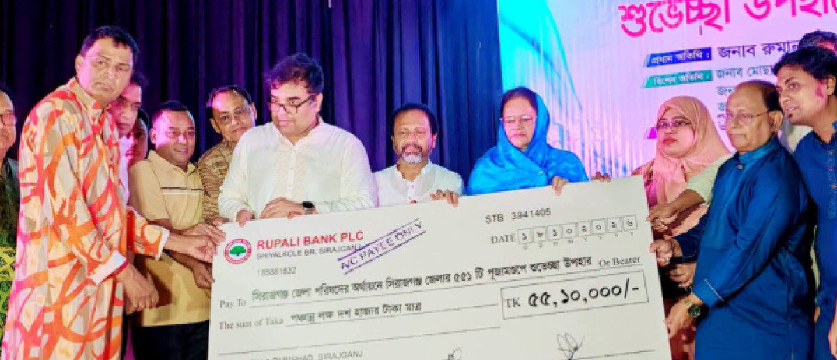 সিরাজগঞ্জে পূজামণ্ডপে জেলা পরিষদের ৫৫ লাখ টাকার চেক বিতরণ