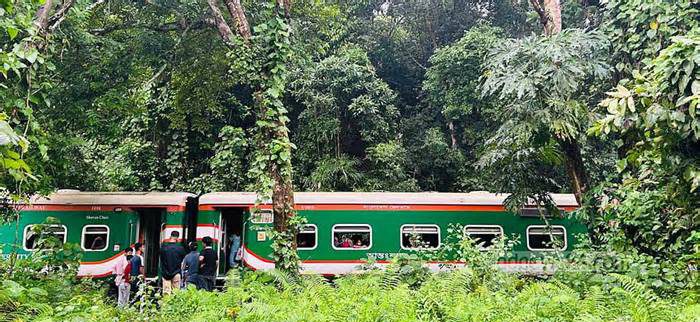 লাউয়াছড়ায় ‘পাহাড়িকা এক্সপ্রেসের’ হুক ছিঁড়ে সিলেটের সঙ্গে রেল যোগাযোগ বন্ধ