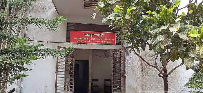 ঢাকার ফুটপাতে পড়ে ছিল যুবকের লাশ