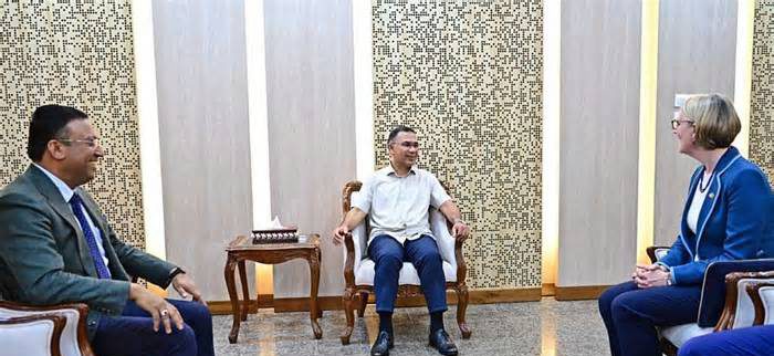 প্রধানমন্ত্রীর সঙ্গে ব্রিটিশ হাই কমিশনারের সাক্ষাৎ, সহায়তার নতুন ক্ষেত্র উন্মোচনের আশা