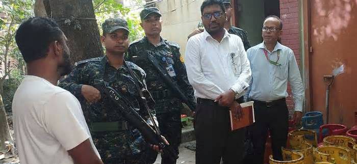 নিত্যপণ্য ও এলপি গ্যাসের বাজারে অভিযান, ১০২ প্রতিষ্ঠানকে অর্থদণ্ড