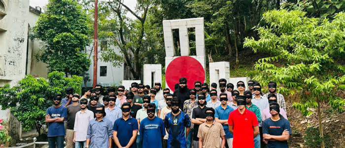 সিলেট ইঞ্জিনিয়ারিং কলেজ: চোখে কালো কাপড় বেঁধে শিক্ষার্থীদের প্রতীকী প্রতিবাদ