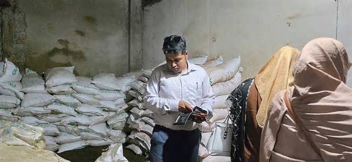 চাক্তাইয়ের ৮ গুদামে মিলল ‘অবৈধ’ মজুত ১৮০০ বস্তা সার