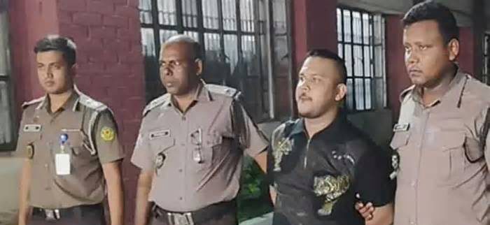 প্রিজন ভ্যানের তালা খুলে ‘পিচ্চি রাজা’কে প্রাইভেট কারে তুলে দেন এসআই প্রবীর