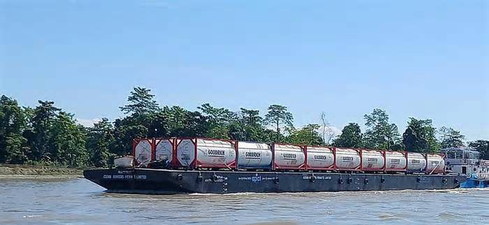 দেশভাগের পর প্রথম: চালু হল আসাম-ঢাকা নৌপথ, ব্রহ্মপুত্র দিয়ে আসছে ৫৪০ টন মিথানল