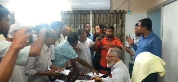 রাজশাহী মেডিকেল বিশ্ববিদ্যালয়ের উপাচার্যকে জোর করে পদত্যাগপত্রে স্বাক্ষর করানোর অভিযোগ