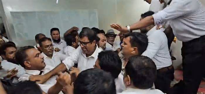 নারায়ণগঞ্জে বিএনপির দুপক্ষের আইনজীবীদের মধ্যে হাতাহাতি