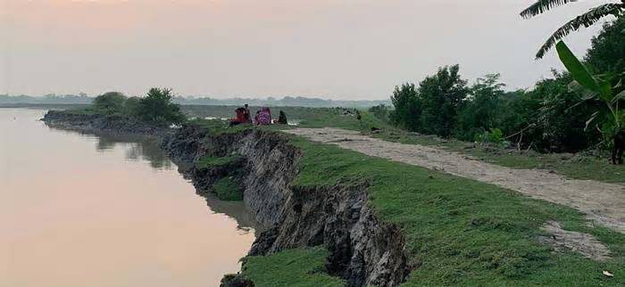 খুলনায় বেড়িবাঁধে ভাঙন, আতঙ্কে হাজারো পরিবার