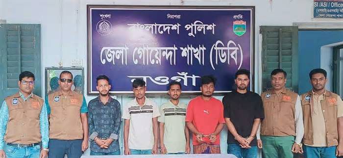 নওগাঁয় জুয়ায় হেরে ব্যাংকের ‘৩৪ লাখ টাকা’ ছিনতাই, কর্মীসহ গ্রেপ্তার ৬